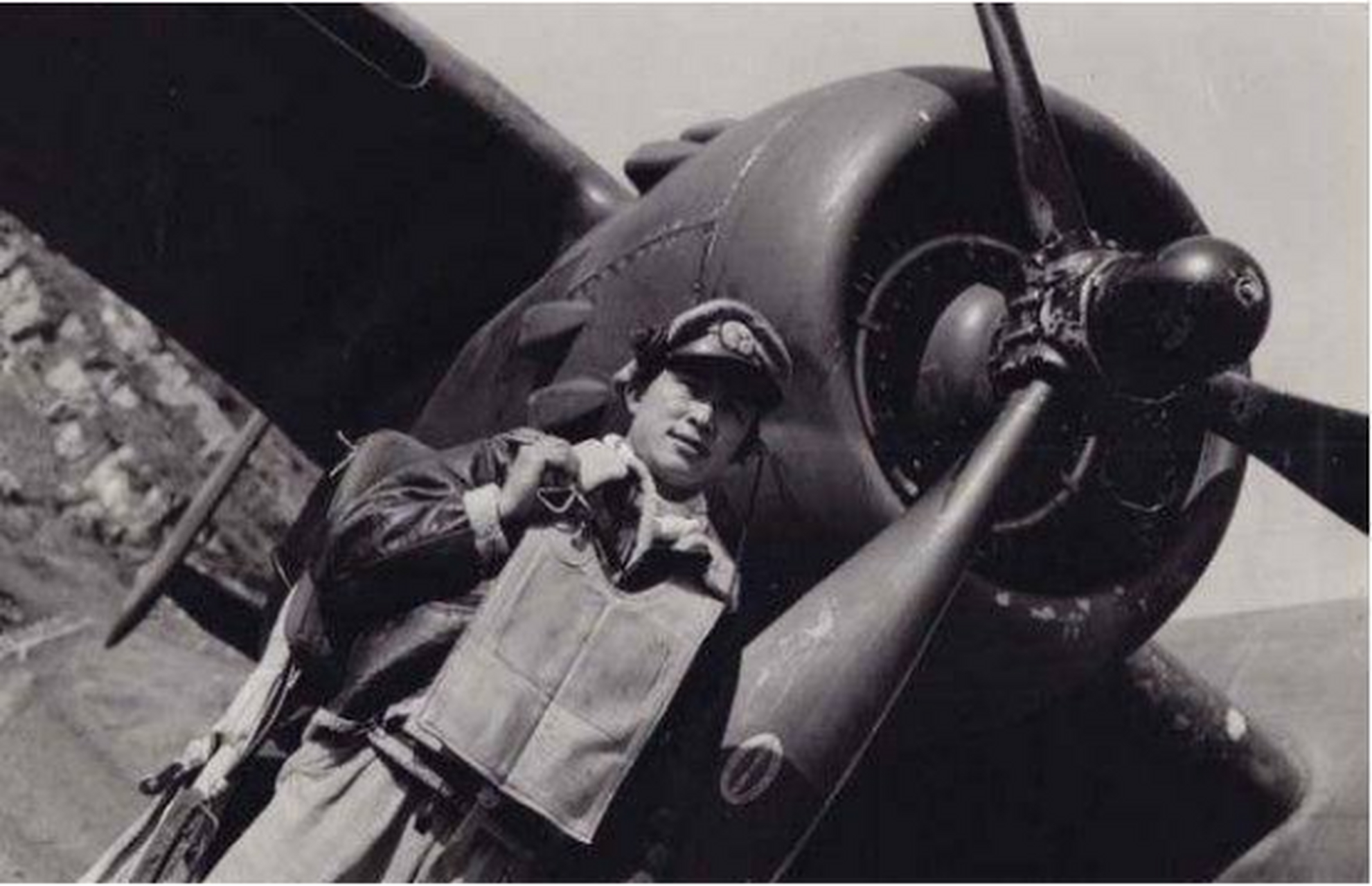 1943年,24岁的飞行员周志开,在梁山机场加油待机,忽然日军的22架战斗