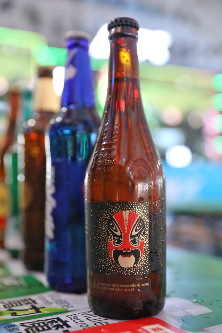 脸谱,窗棂上了酒瓶!国潮风劲,这个啤酒大篷秒变"网红打卡地"