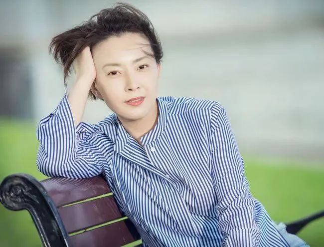 她曾是央视主持人,因性格强势和张嘉译离婚,再嫁富豪逆生长