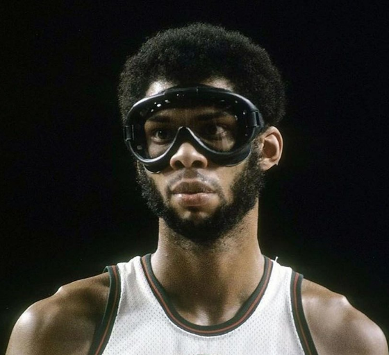 nba球星戴护目镜都啥样?隆多酷似黑客帝国,库里戴护目镜太搞笑