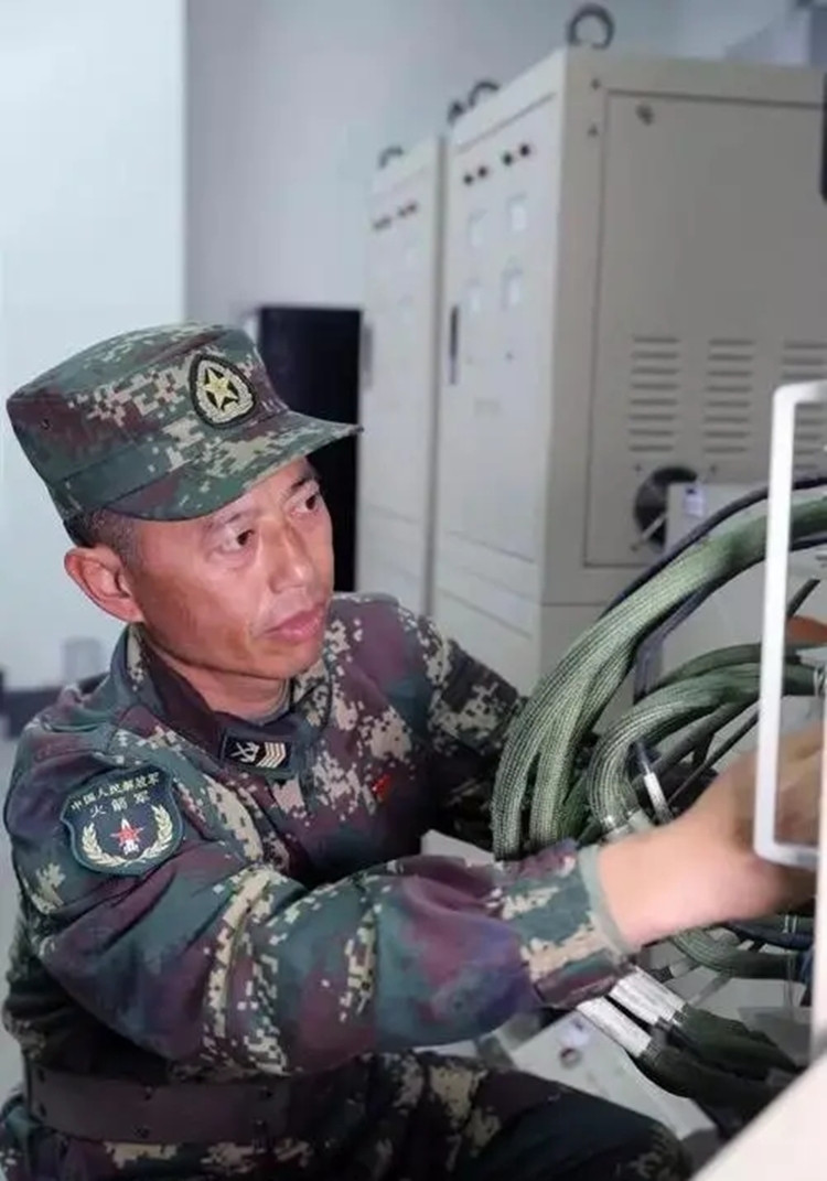 纪实:"兵王"王忠心,从军三十年,女儿继承志向,考入国防科技