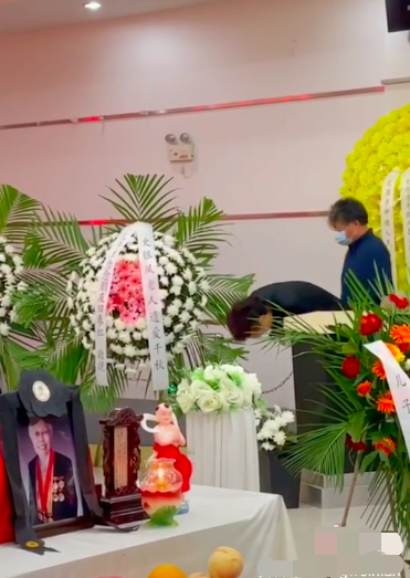 62岁王为念泪别92岁母亲,发表感言泣不成声,灵堂现场画面曝光
