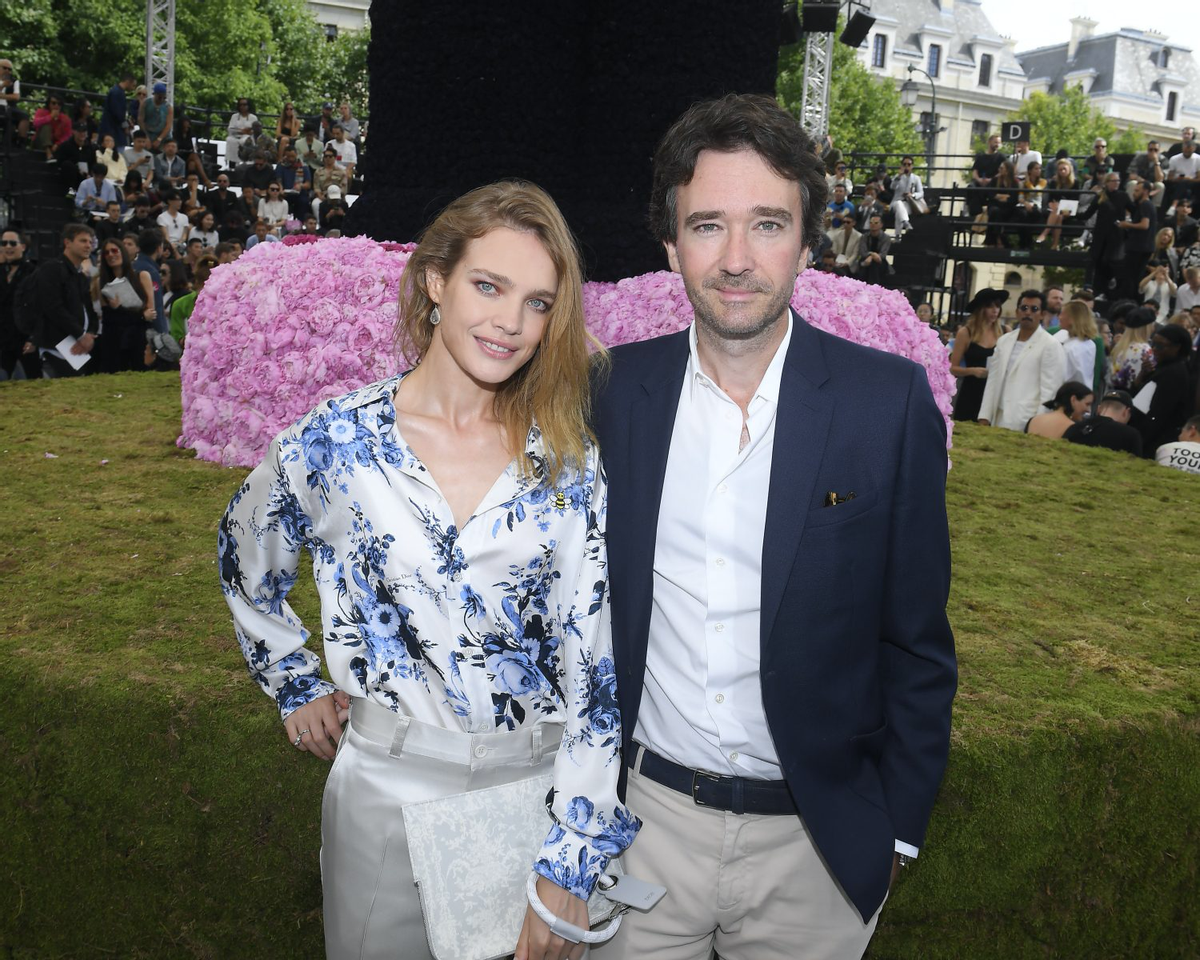 lv太子妃水果娜的新照好美,西装配波浪卷发,蕾丝元素彰显女人味