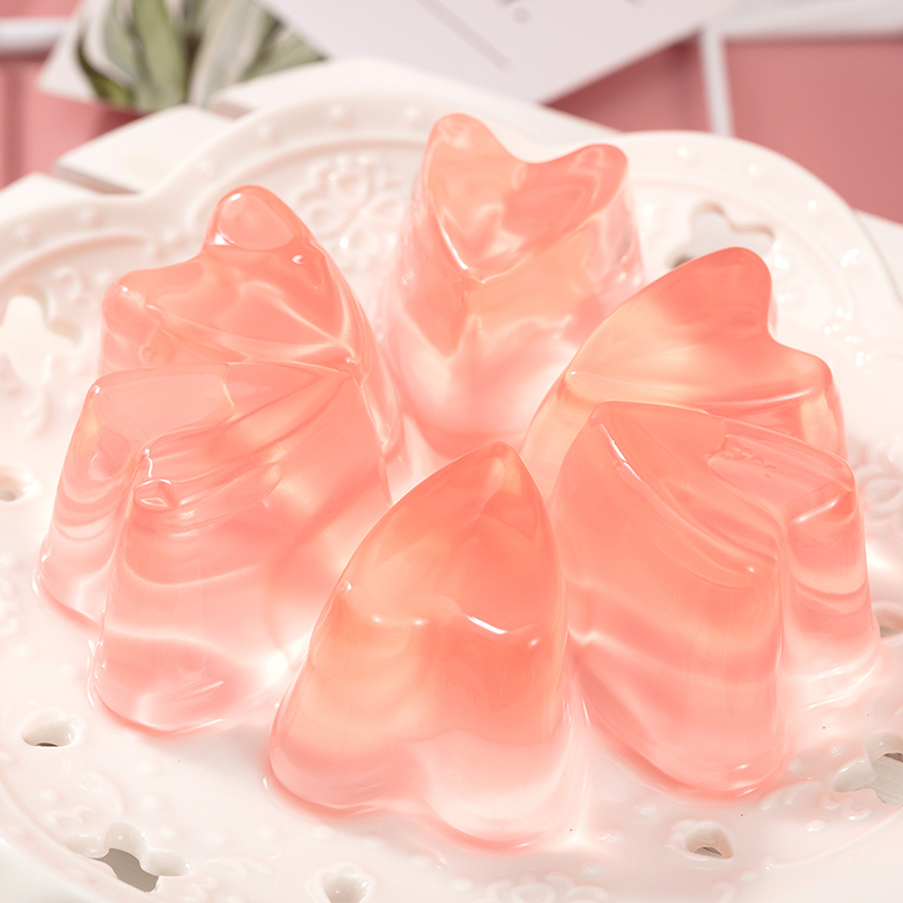 喜之郎水晶之恋果冻是一款休闲食品零食下午茶的理想选择,每包重400克