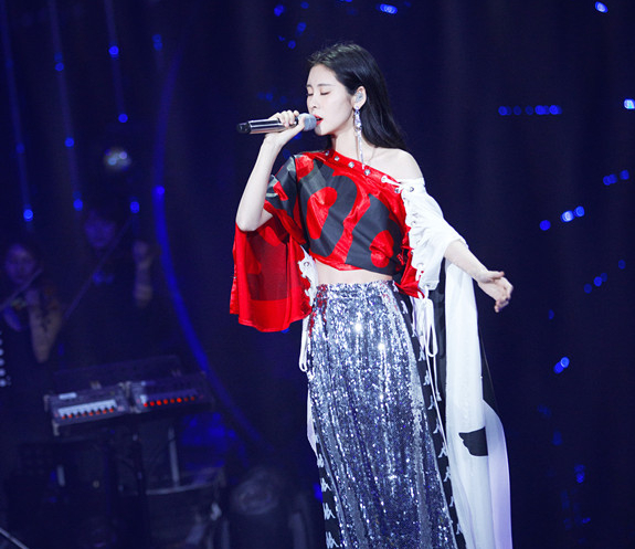 张碧晨出道后就一路狂奔短短几年就发行了将近30首歌曲,吴莫愁那点歌