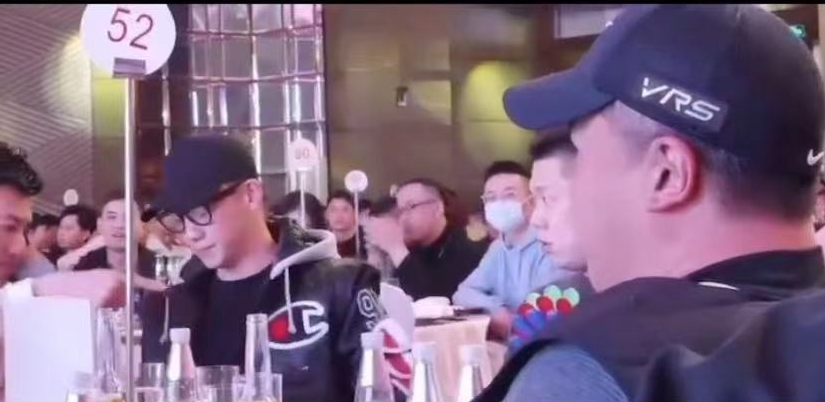 郑恺独自现身酒吧年会,被美女搭话成焦点,满脸不悦被指不自在