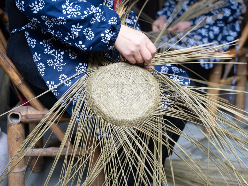 帽美如花编人生,精神手艺共传承|手编草帽技能大赛在革命老区亭旁举办