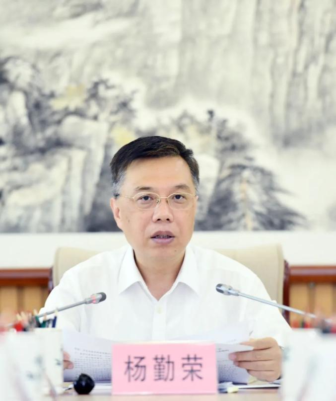 杨勤荣主持召开市政府第92次常务会议