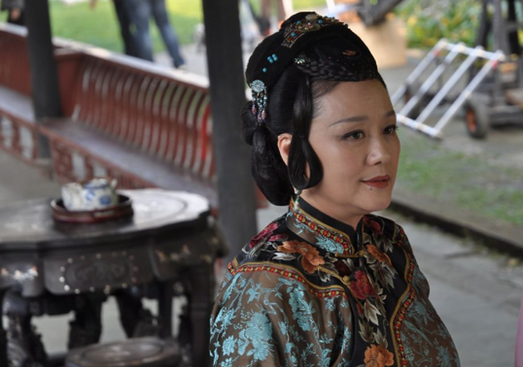 1979年,演员廖学秋去外面拍戏,半年后突然回家,想要给老公一个惊喜,没