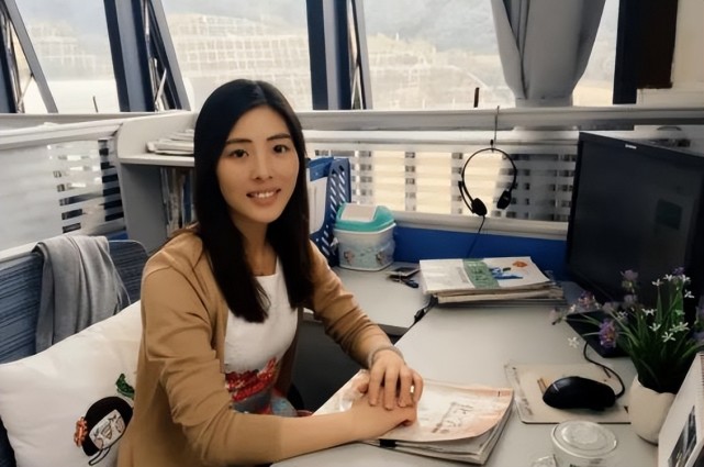 上海一大学女老师走红,高颜值酷似洋娃娃,评论区却阴阳怪气