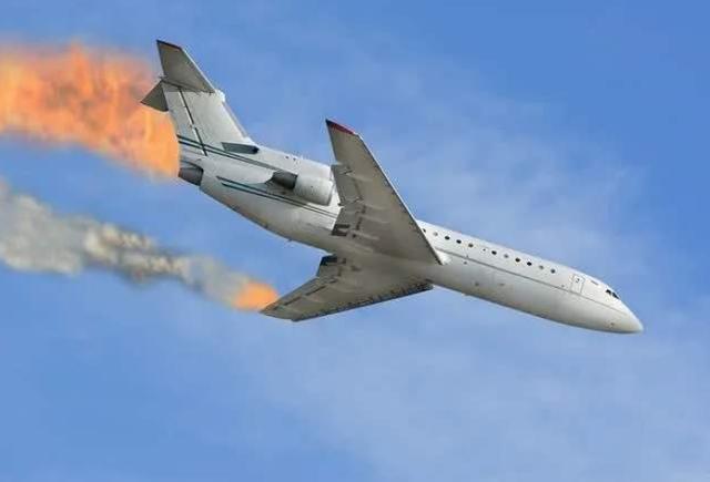 警钟敲响,美国2架飞机在空中相撞后坠毁,机上无一幸存