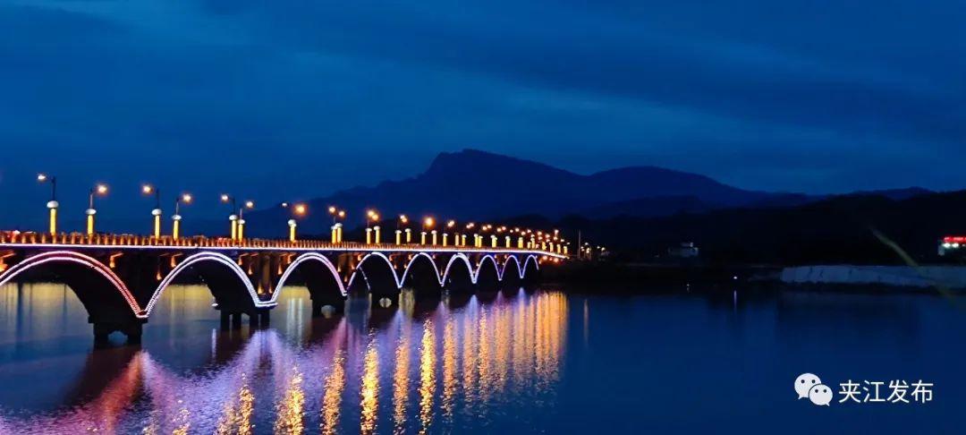 四川乐山夹江县望峨楼美轮美奂灯光秀