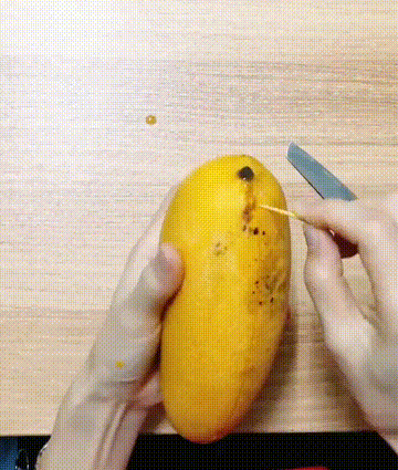 超搞笑gif动态图:妹子好酒量,看来一瓶没问题!
