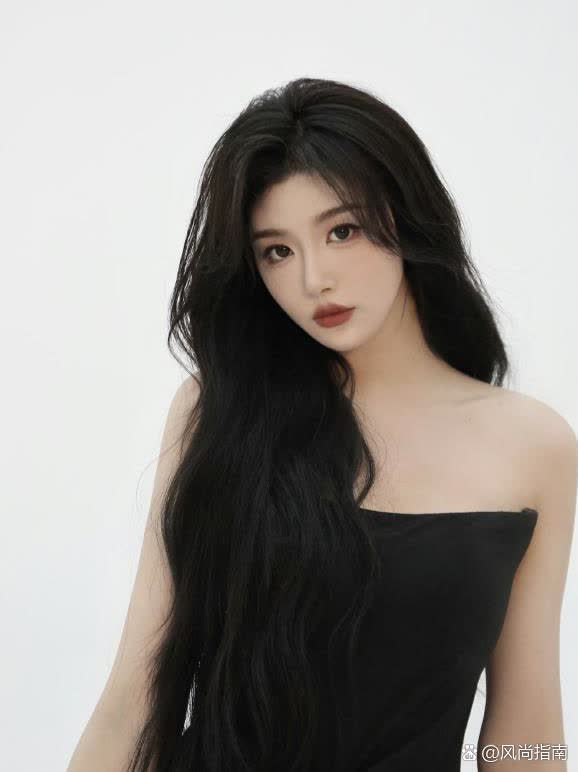 孔雪儿长卷发清冷美,黑裙典雅撩人