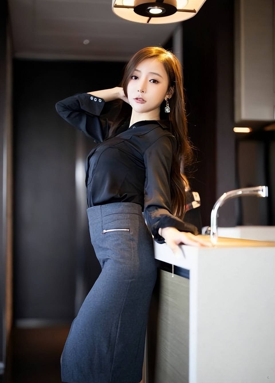 黑色衬衫搭配灰色的高腰半身裙,让你在职场中魅力无限