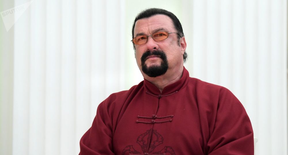 好莱坞明星史蒂文·席格向马杜罗赠送宝剑