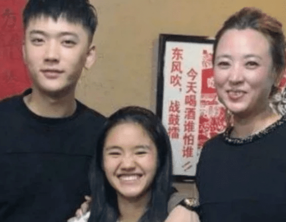 她是变形记李勒优,长大后搬进城市给城市妈妈当女儿,后来怎样