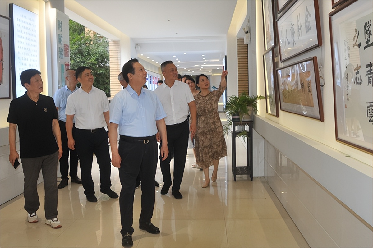 湖南省关工委主任杨泰波一行到常德外国语学校指导关心下一代工作