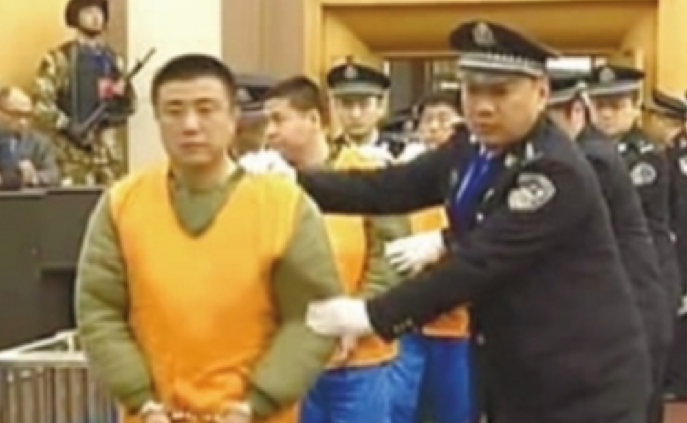 青岛黑老大聂磊被执行注射死刑,抬进死刑车时,他满脸惊恐