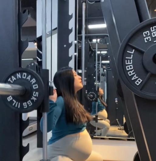 浙江孕晚期女子挺着大肚子撸铁,动作游刃有余,网友直呼:太危险