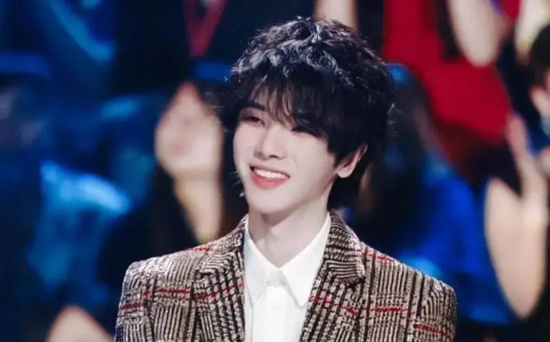 华晨宇:一位被"捧杀"的歌王