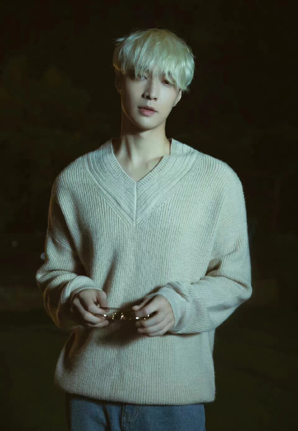 张艺兴秋季银色发型金丝眼镜,一整个把我拿捏住了