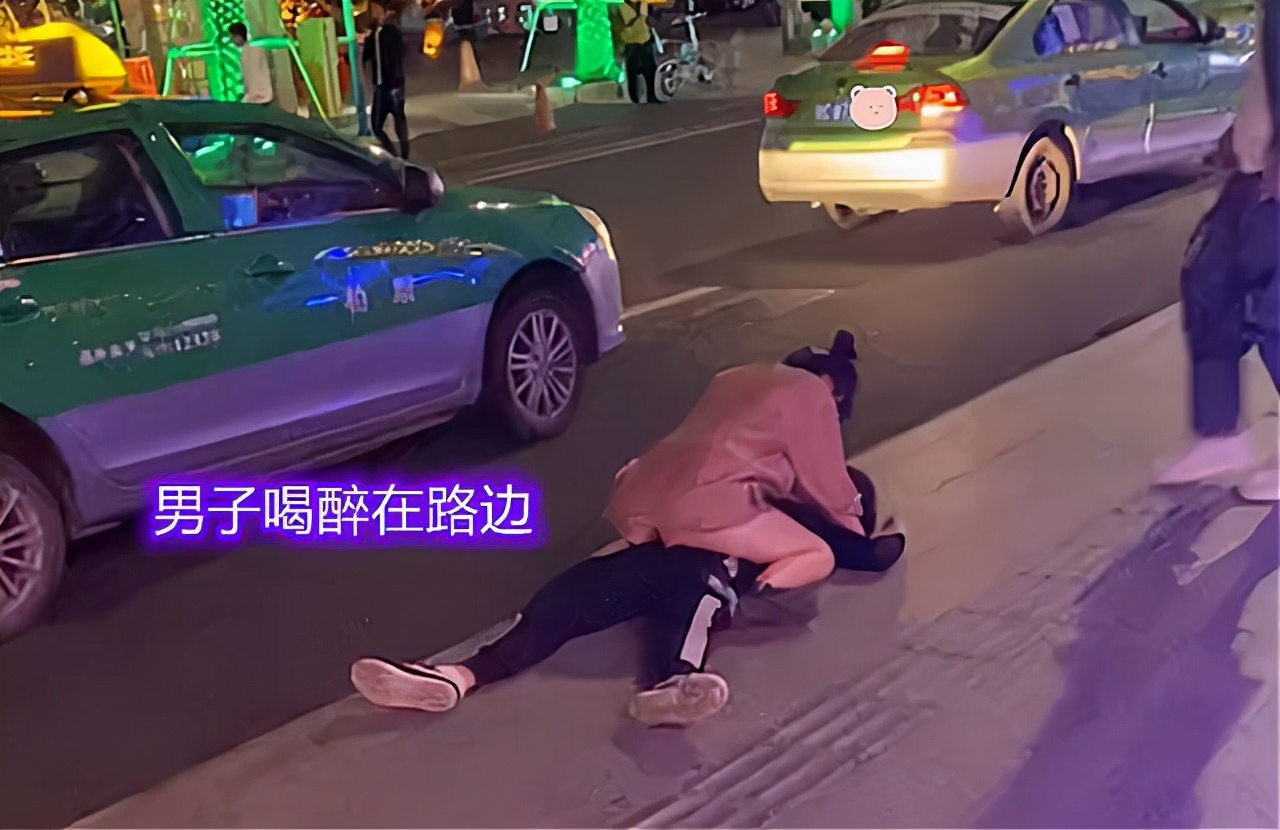 广东:深夜的酒吧门口,一男孩醉酒后躺在路边,被同行女孩强吻
