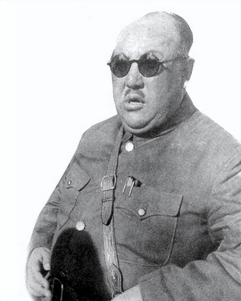 体重400斤的"宁夏王"马鸿逵,带7.5吨黄金逃亡美国,却孤独终老