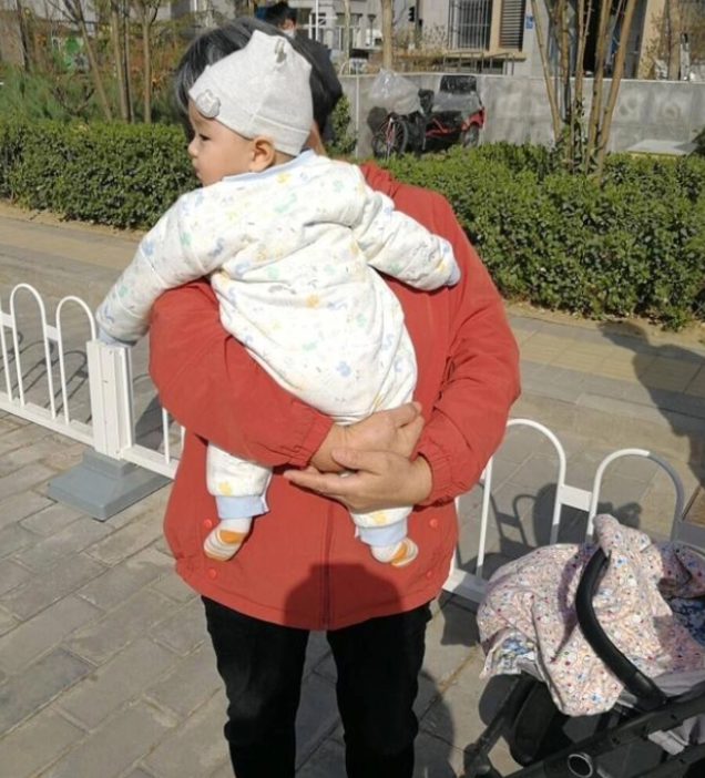 农村奶奶带娃有一套,天天坚持做1件事,上学后老师都夸娃聪明