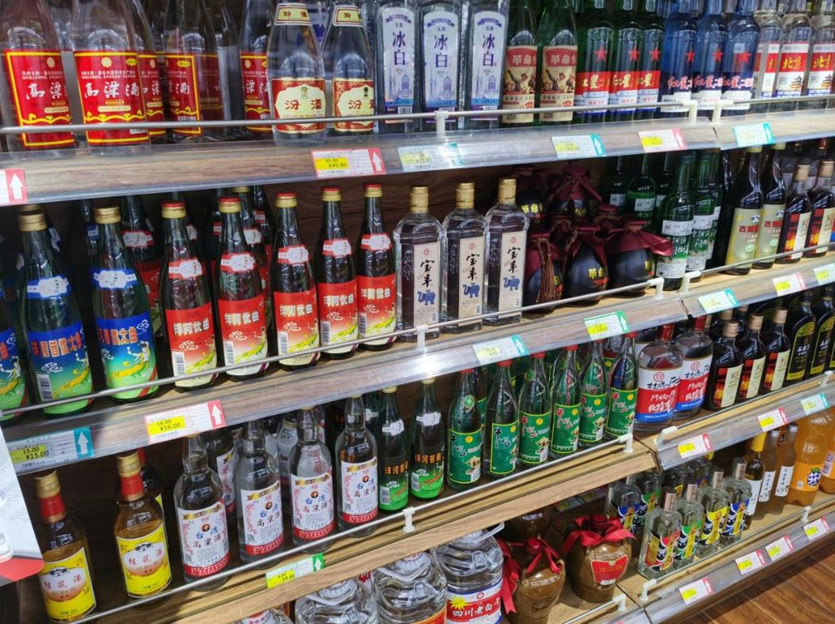 江苏徐州,一男子到附近超市货架角落里买了2瓶牛栏山白酒,货架显示