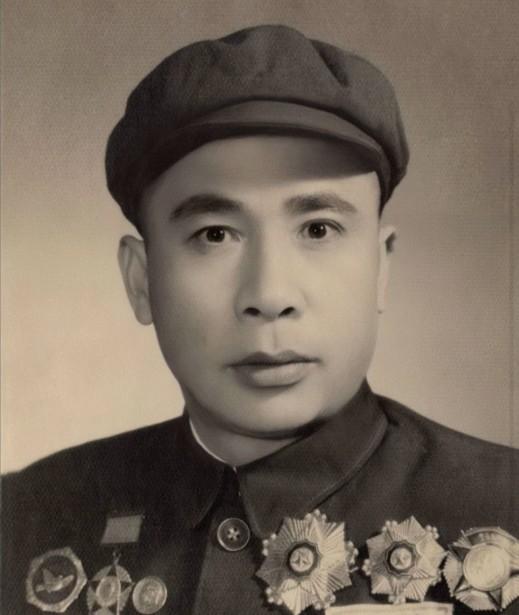 1947年,44岁少将邱蔚意外身亡,高层下令必须彻查此事