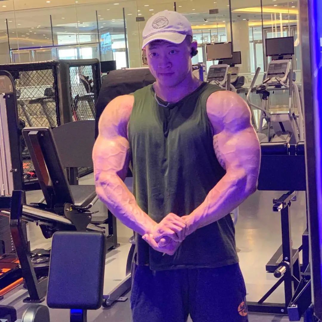 他身高195cm,体重118kg,用6年时间,从竹竿到巨无霸的转变!