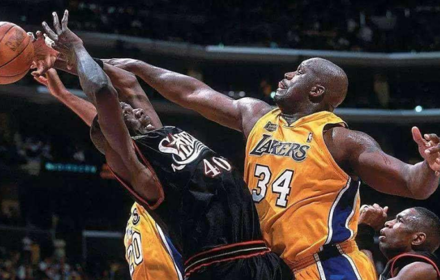 想隔扣奥尼尔难度有多大?他在nba19年 只被2人隔扣过