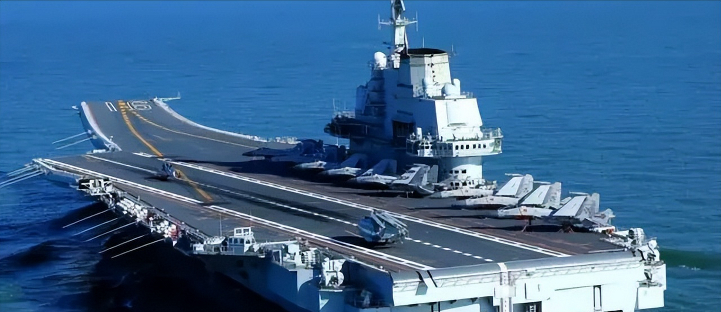 之前山东舰搭载的是我国空军部队普遍使用的歼-15战斗机,歼-15战斗机