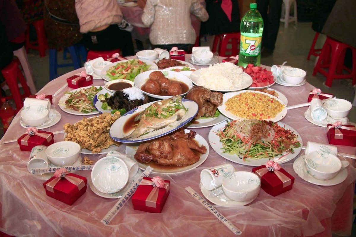 潮汕一家四口做客河南,喝喜酒随礼800,开席乐了:郑州人真实在