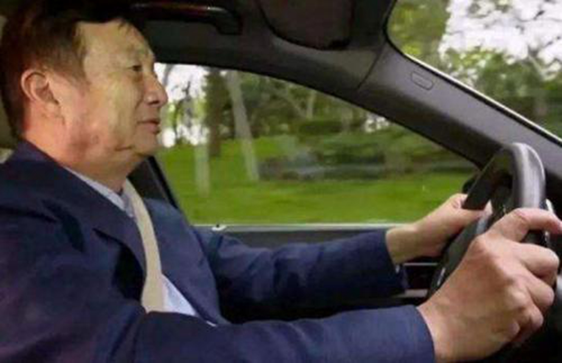 任正非座驾高速路抛锚,交警:您怎么不带司机?他的回答亮了