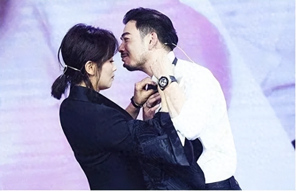 杨烁照常在一家叫"黑蜥蜴"的小酒吧里帮忙,这时一位年轻女歌手戴娆