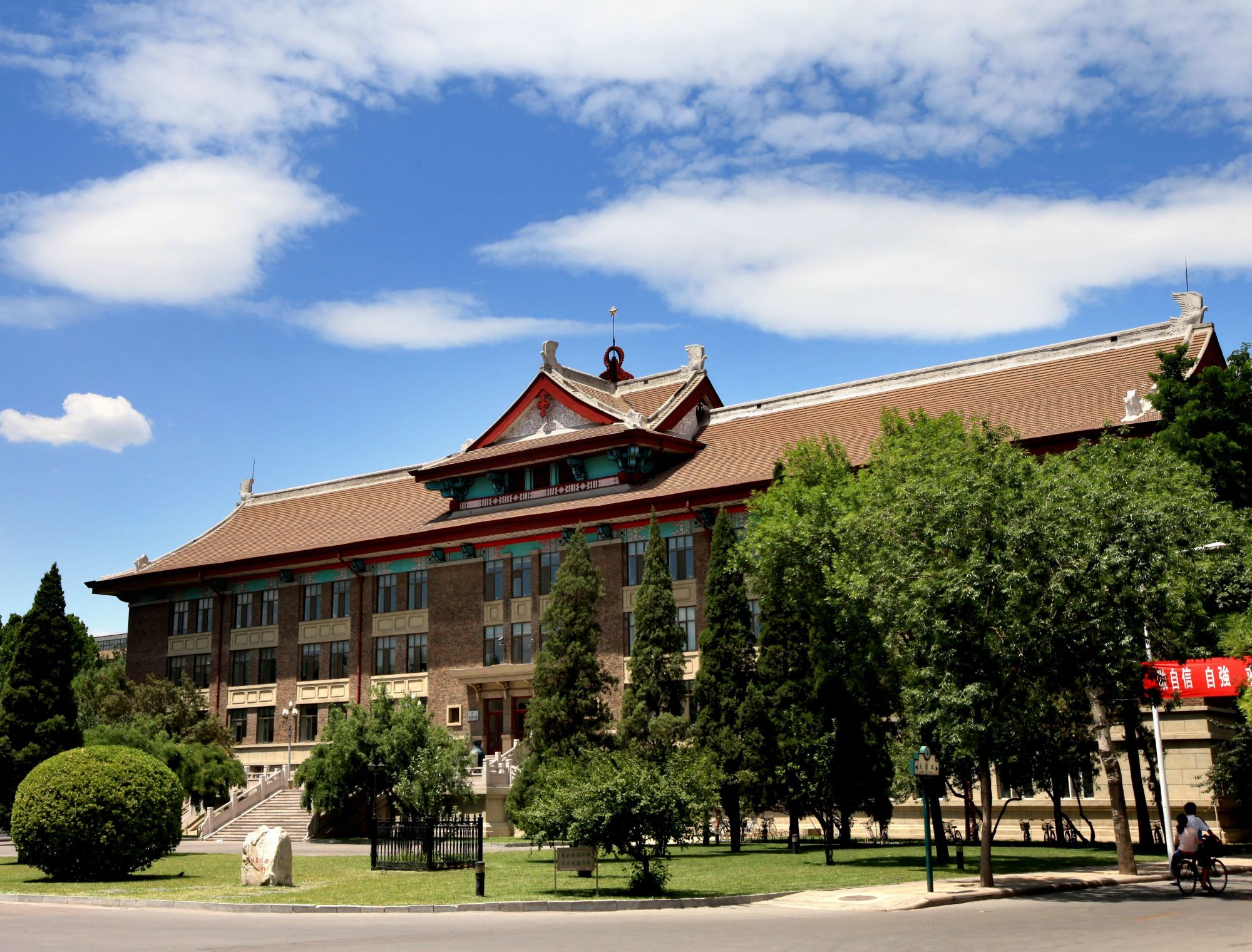 中国新一线城市排名前四强的大学