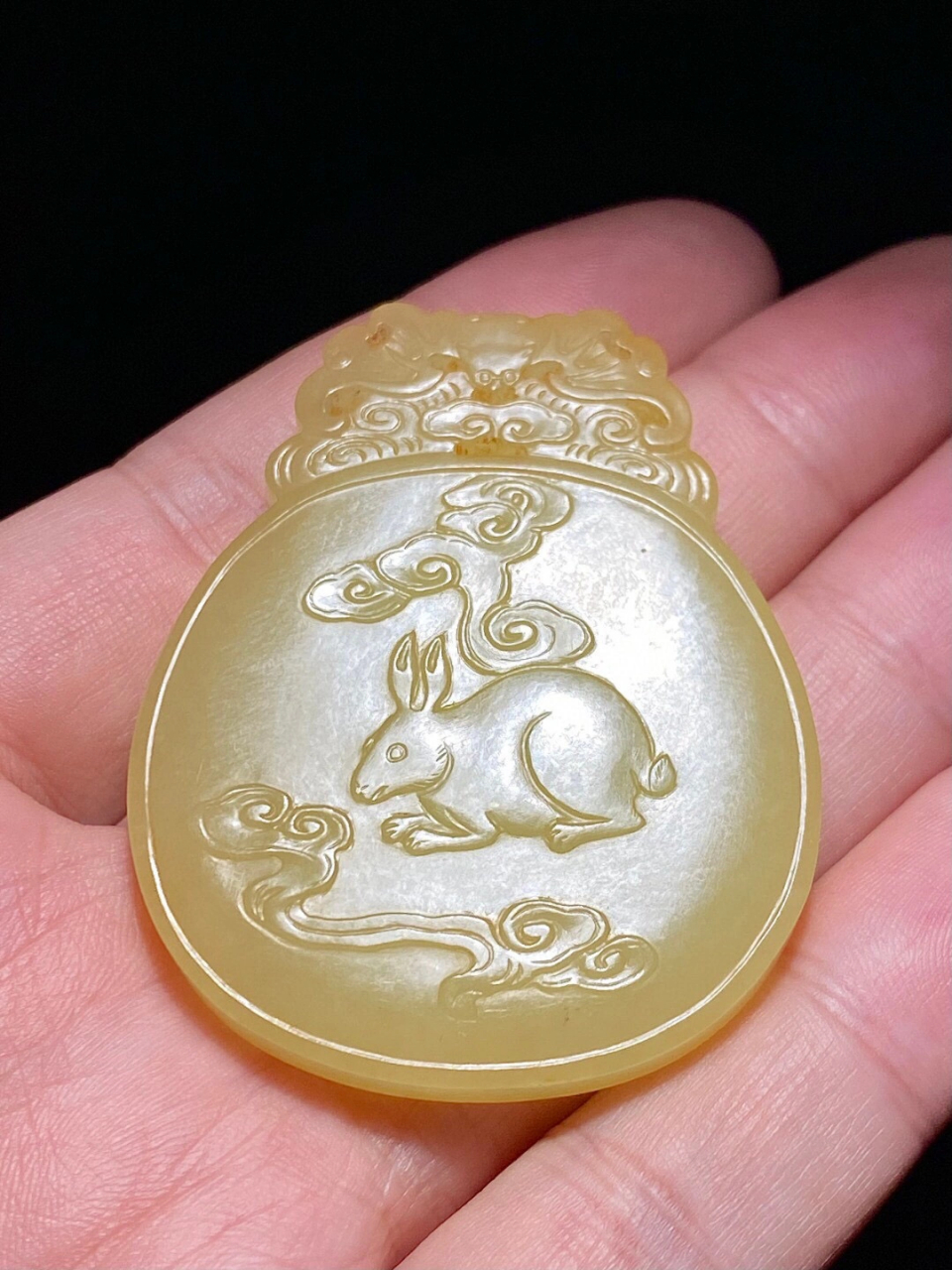 清乾隆 黄玉卯兔牌  此件玉牌以黄玉为材,色黄且