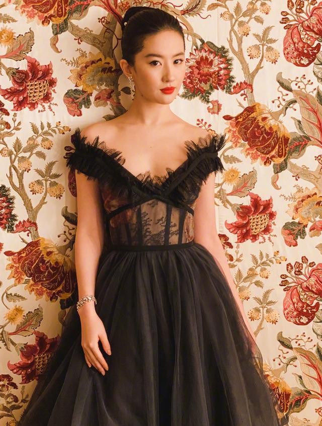 刘亦菲虽然是仙女,但也喜欢穿野猫装,黑色抹胸配蕾丝,还挺造作