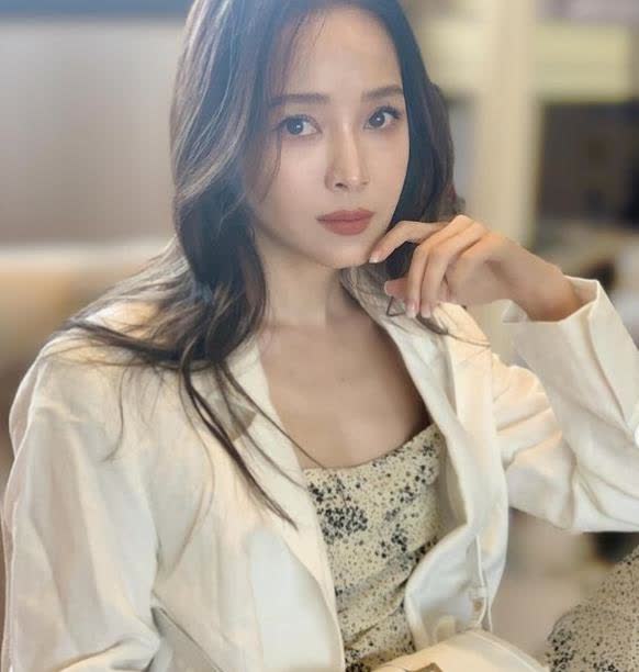 侯佩岑结婚11周年,玫瑰花蛋糕,身穿璀璨红钻,雍容华贵