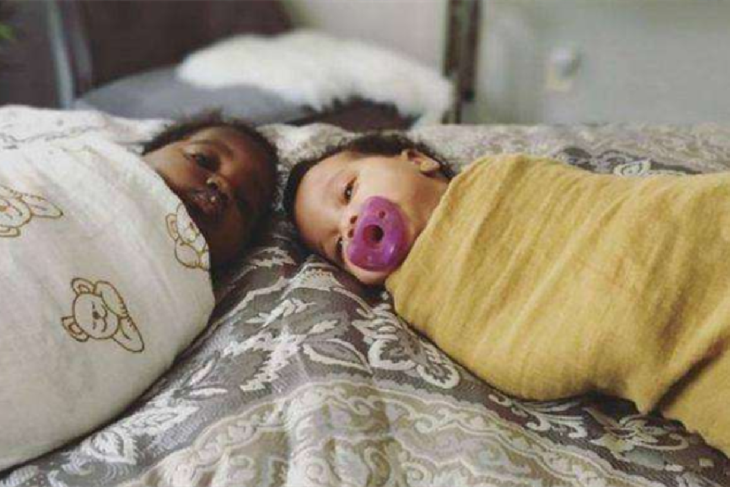 "最好认龙凤胎"肤色一黑一白,拼不了遗传,就拼日常护理