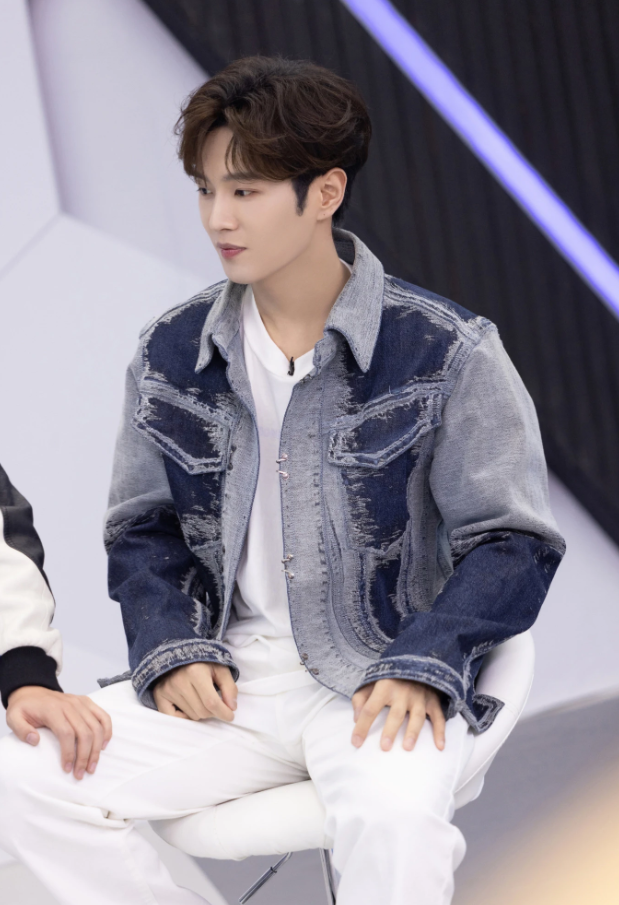 李汶翰27岁生日,t恤短裤简单休闲,气质干净少年感溢屏