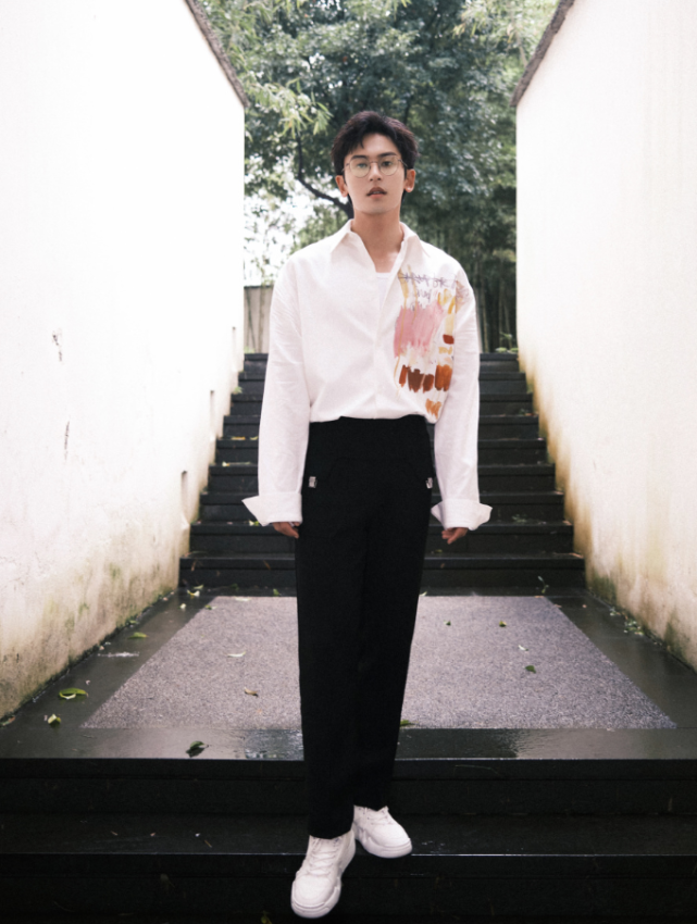 张哲瀚古风造型释出,离开《山河令》滤镜,颜值如何很明显