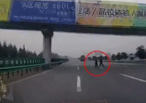 明知故犯！组团上高速还发抖音？交警：安排！-有驾