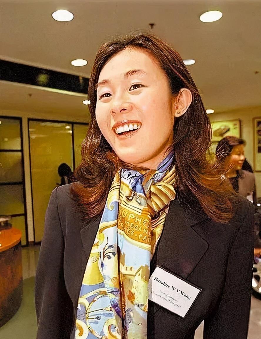 总之,刚回到香港的王颖妤,手握烫金的伦敦大学法律系文凭,加上又通过