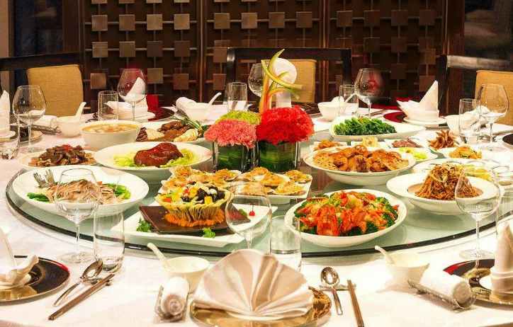 贵州男子去苏州参加婚礼,随礼5000,看到酒席直呼:随少了