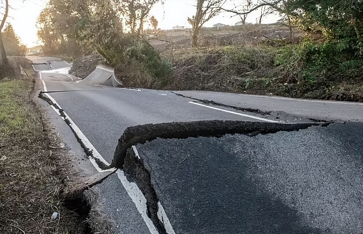 湖南株洲地面塌陷,多辆汽车跌落!这种事件如何防范?