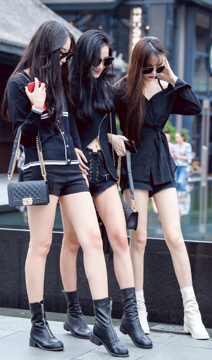 美女闺蜜团一起逛街,不同的穿搭展现不一样的魅力,性感又调皮