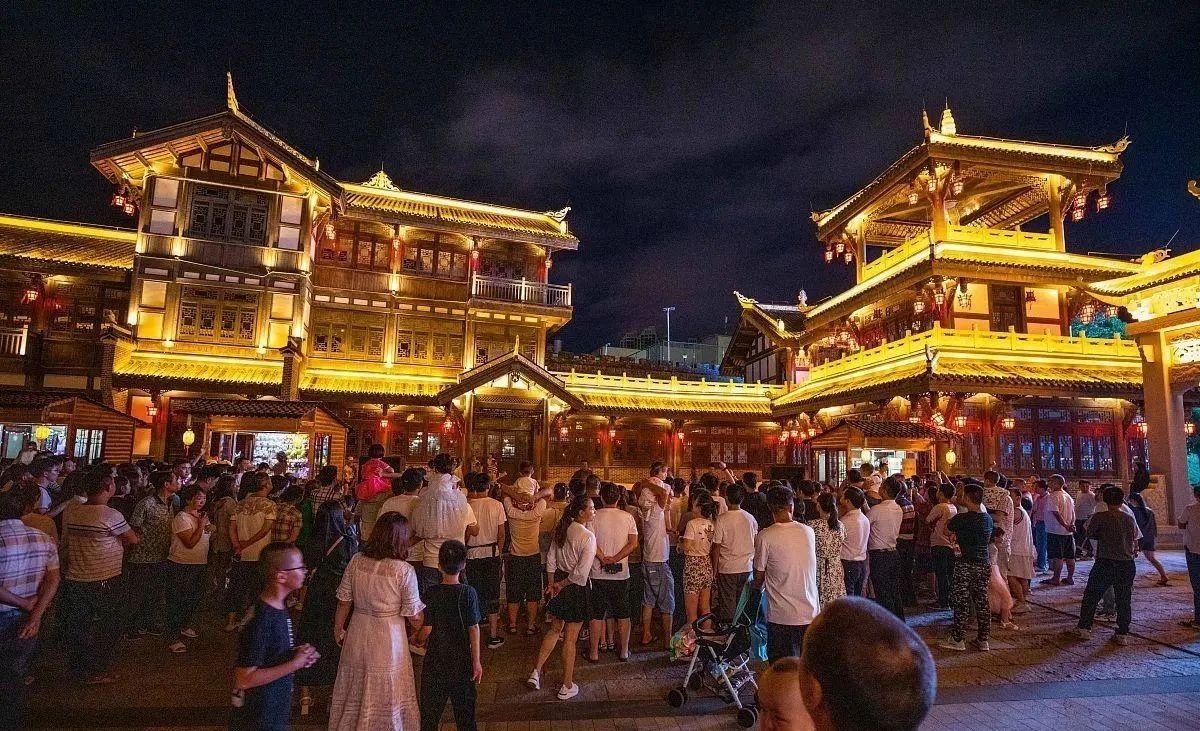 土家女儿城旅游区位于恩施市,是一座以土家族文化为主题的景区.